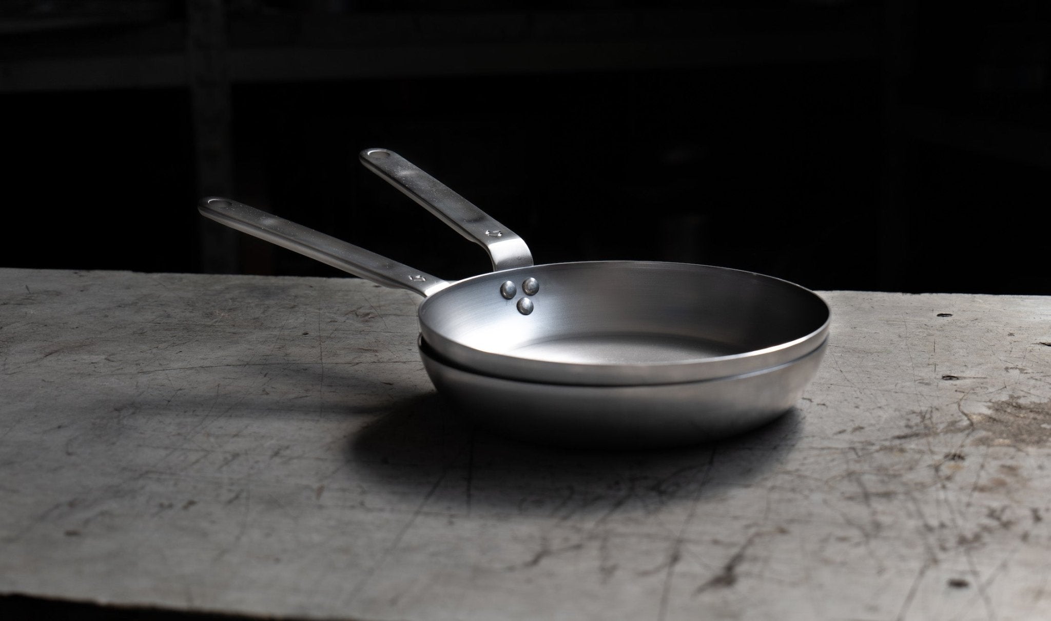 Carbonstål vs. 5-ply rustfrit stål - Guide til stegepander - Gastrotools.dk