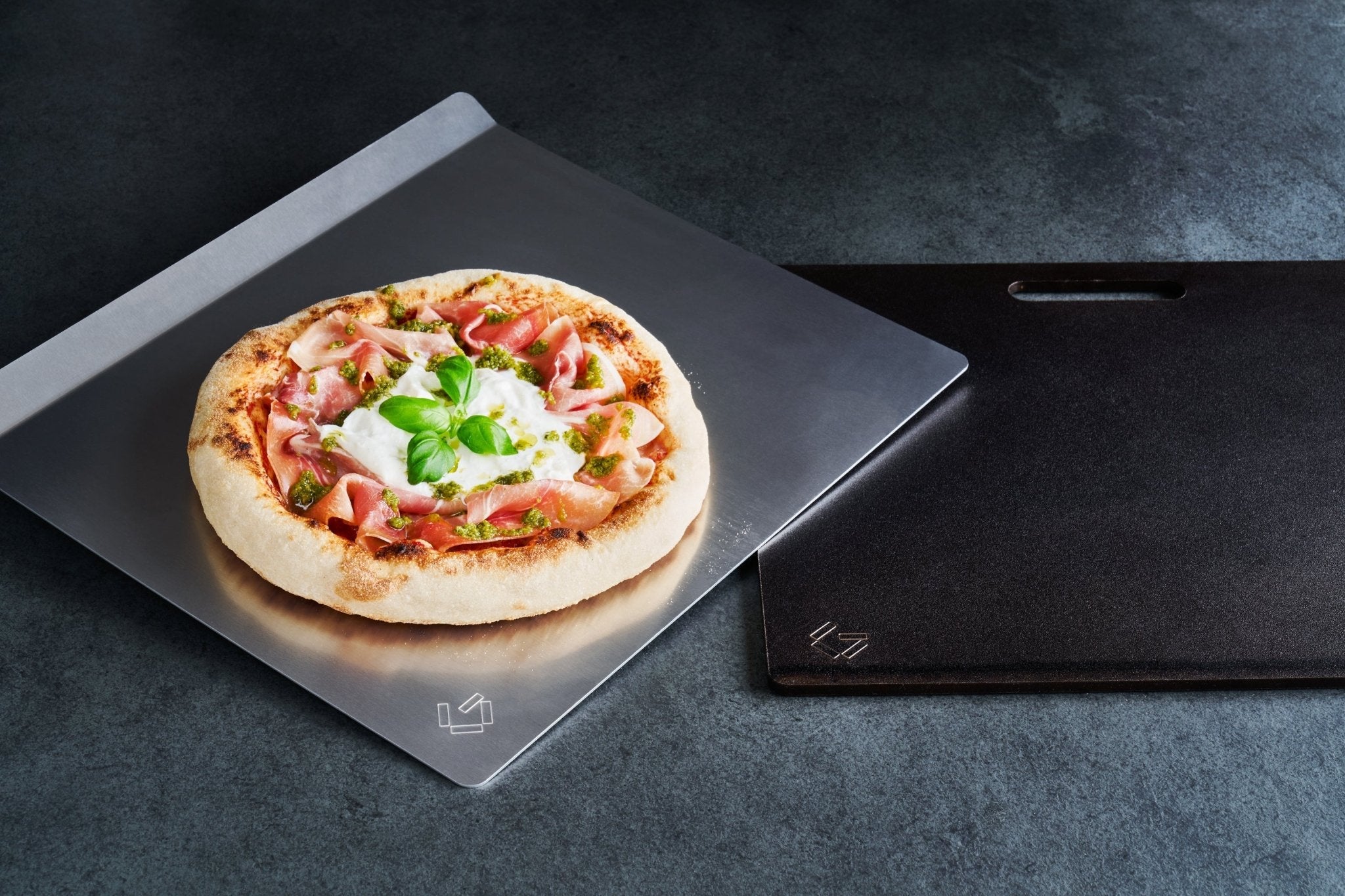Pizza med parmaskinke, burrata og pesto - Gastrotools.dk